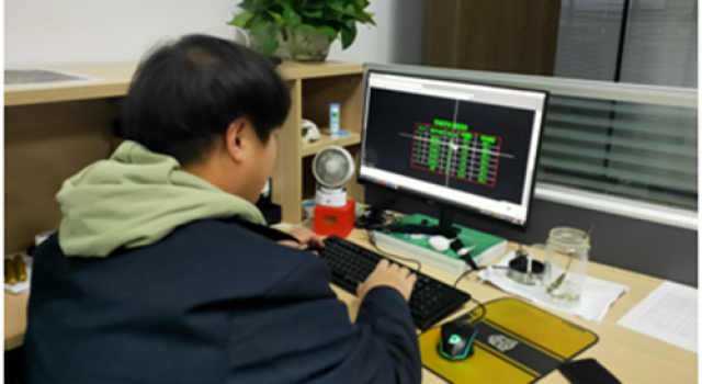加班加点不言苦，任劳任怨作奉献