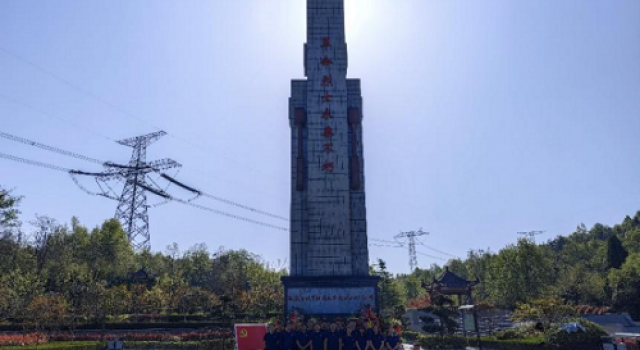 清明祭英烈、共铸中华魂 -和襄高速第二驻地办开展尊龙凯时的节日--清明节祭扫烈士陵园活动